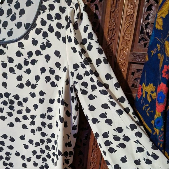 Black Rainn Apple Blouse - Size Medium 🩷 - Picture 3 of 4